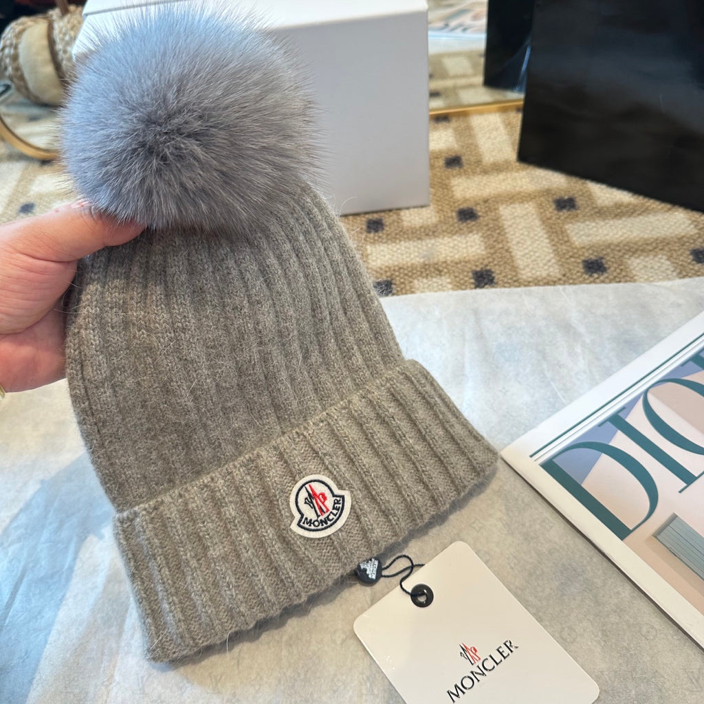 Premium Knit Beanie with Fox Fur Pom — Soft, Warm & Stylish