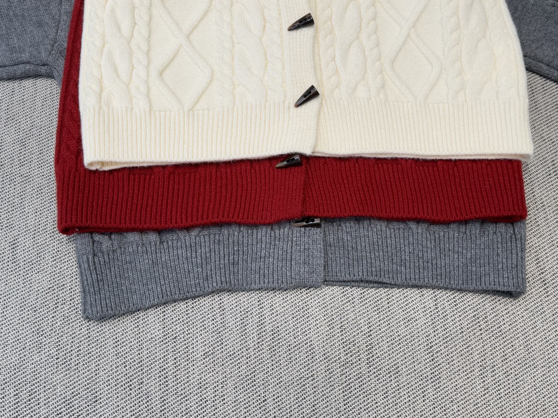 Cropped Retro Green Wool-Blend Sweater – Fall/Winter Essential